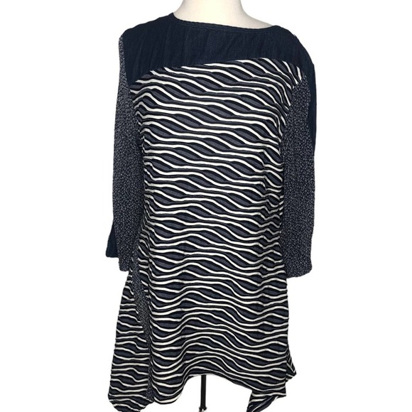 Curvey Textured Navy Shark Hem Flowy Tunic, 2X - Picture 4 of 8